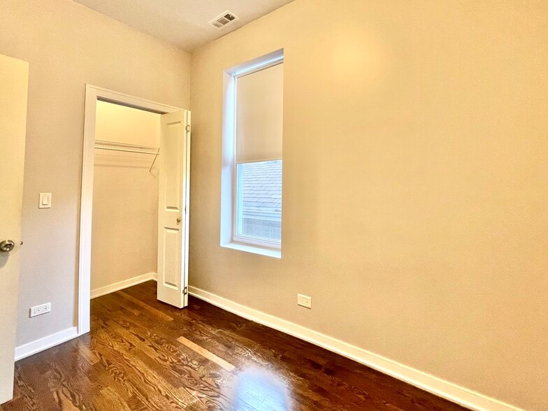 Building Photo - 3342 W Beach Ave