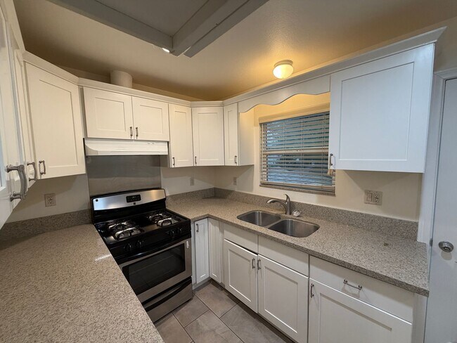 Building Photo - 1630Lynd