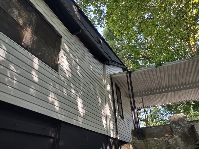 Building Photo - 202 Hillview Ave