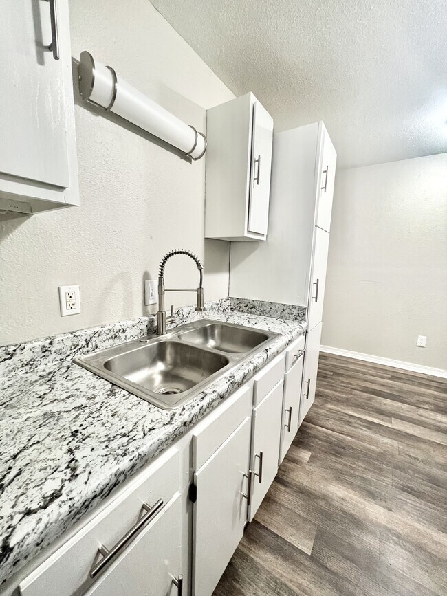 Building Photo - 601 Skyview Dr