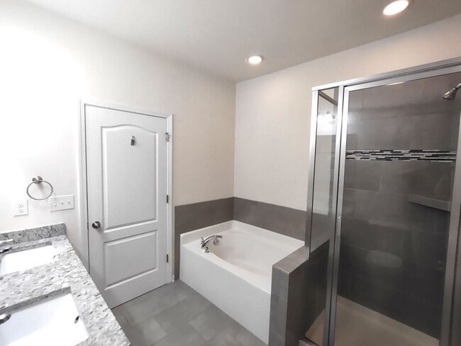 Building Photo - Beautiful Home located in the Clarabella C...