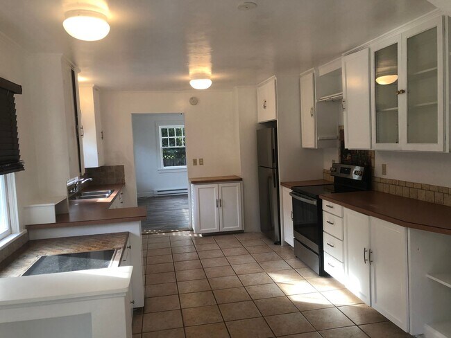 Building Photo - Cute 2 bedroom 1 bathroom farm house!