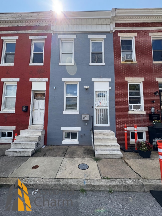 Building Photo - Updated 2 Bed Home with Backyard and Great...