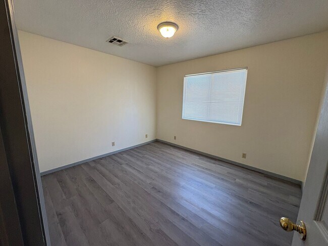 Building Photo - Enoch House Available For Rent