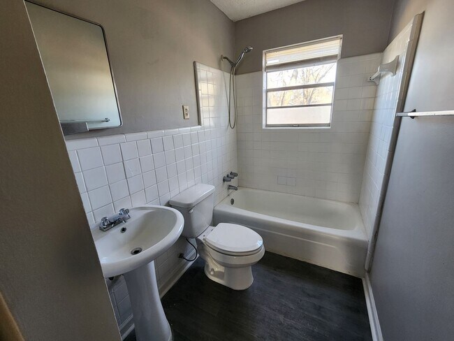 Building Photo - 3 Bedroom / 1 Bathroom Home – West Memphis, AR