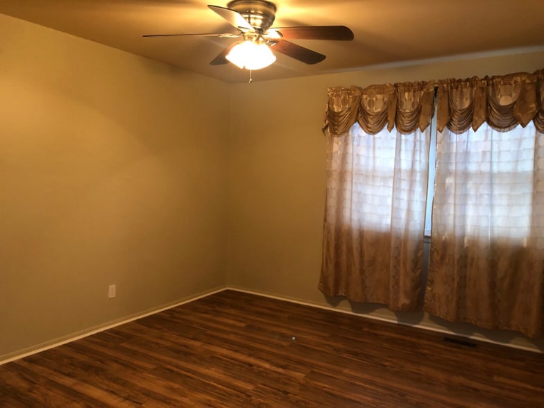 Building Photo - 570 Jamestown Ct