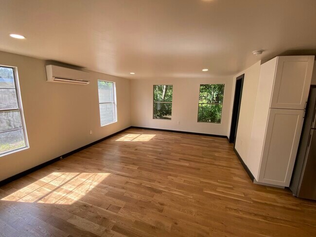 living - 1711 Brentwood St