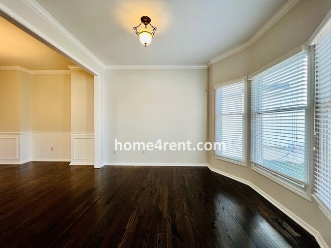 Building Photo - Beautiful Overland Park w/ Wood Floors Thr...