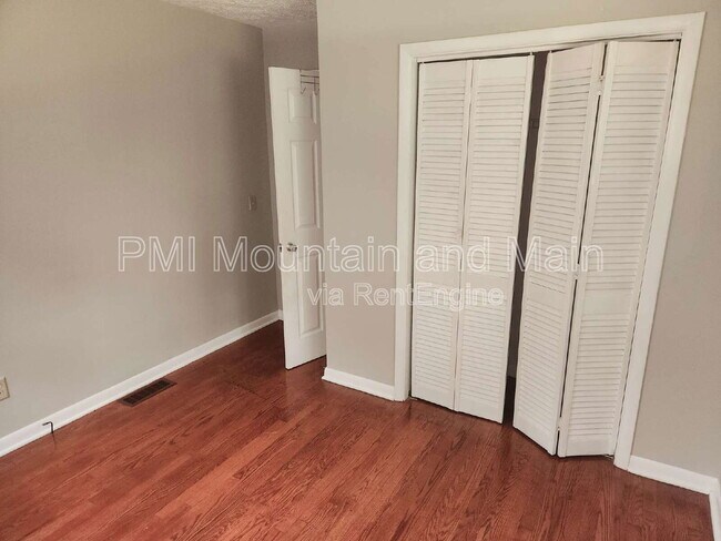 Building Photo - 317 N Hillandale Dr