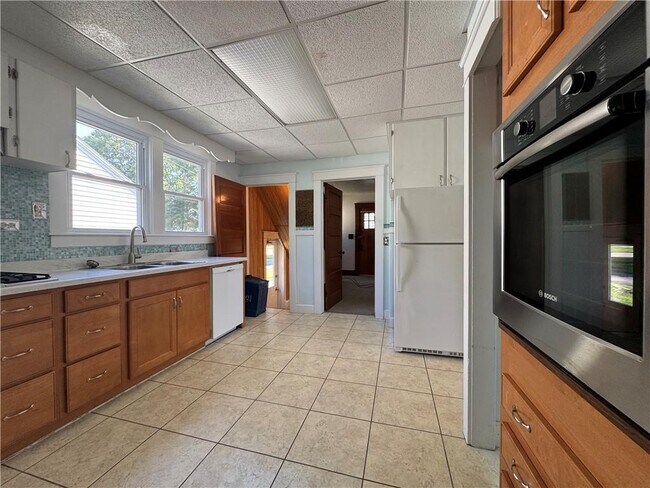 Building Photo - 129 Oakwood Ave