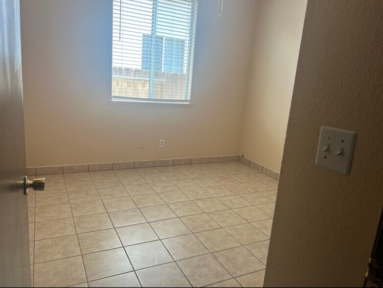 Building Photo - 16649 Emerson Ct