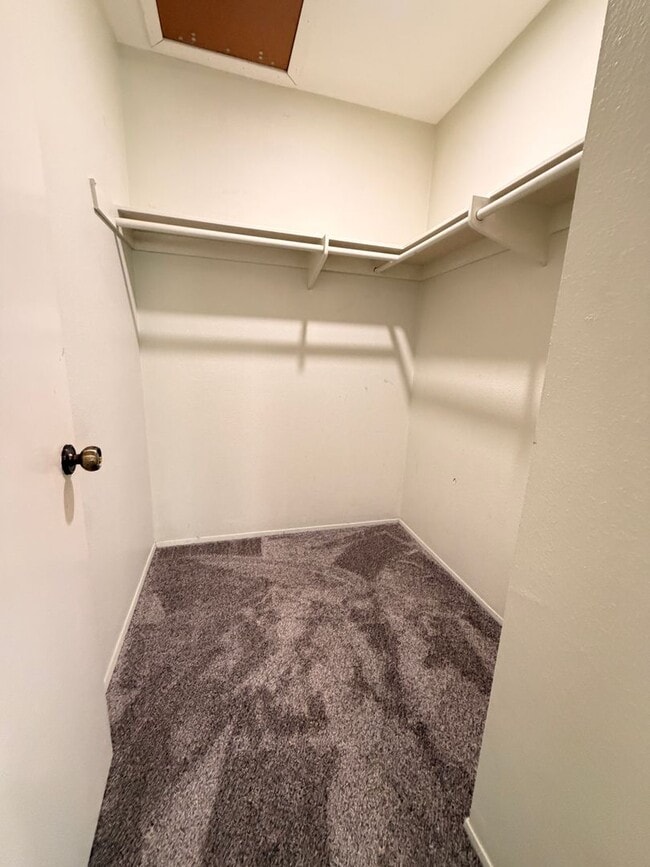 Building Photo - Beautiful Bay Ridge Cul-de-Sac Townhome