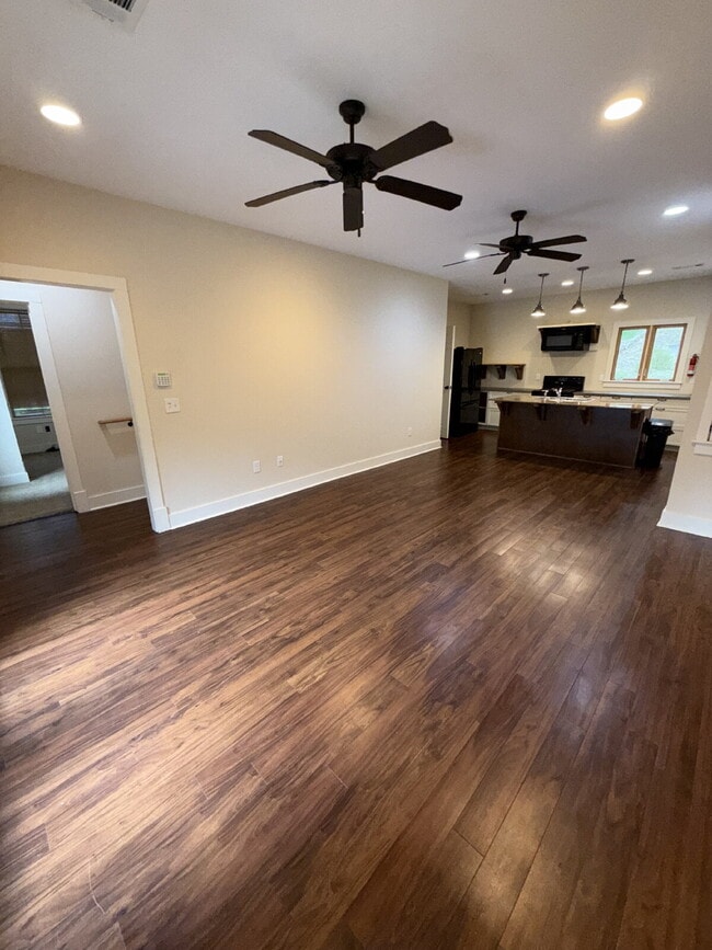 Building Photo - 712 Park Dr