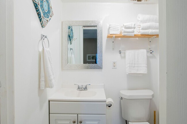 Building Photo - Bright & Comfortable 3 Bed/2.5 Bath Pensac...