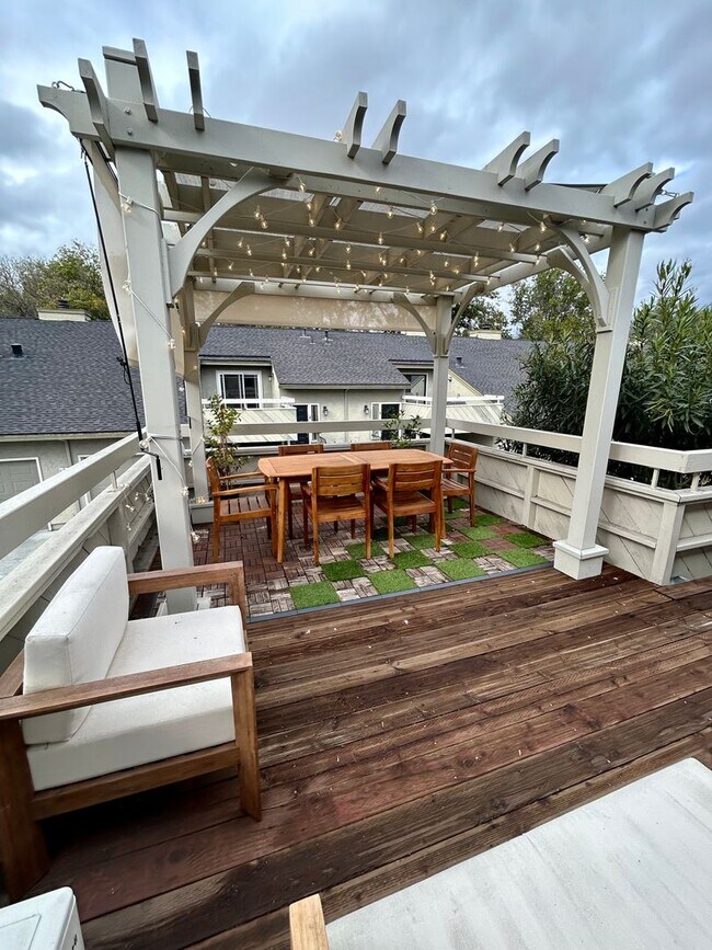 Building Photo - Willow Glen Townhome with Gorgeous Patio