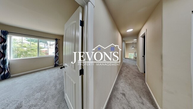 Building Photo - Spacious 5-bedroom home in a great community with 2-car garage, washer and dryer, just minutes fr...