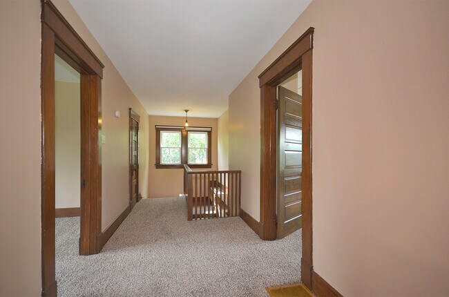 Building Photo - Beautiful Historic 3 Bedroom, 2 bath Home ...
