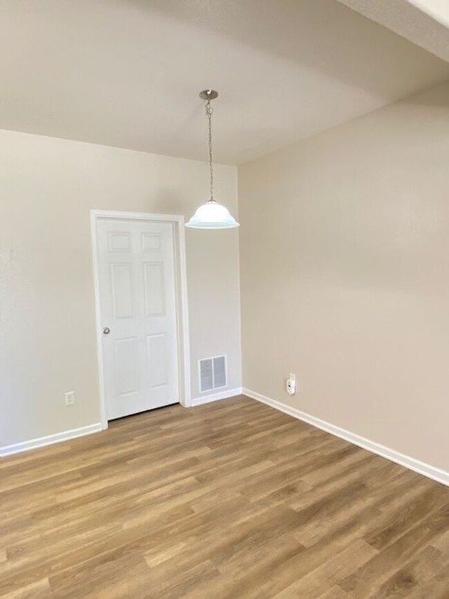 Building Photo - Ground Floor, Newly Updated, 2 Bed Condo W...