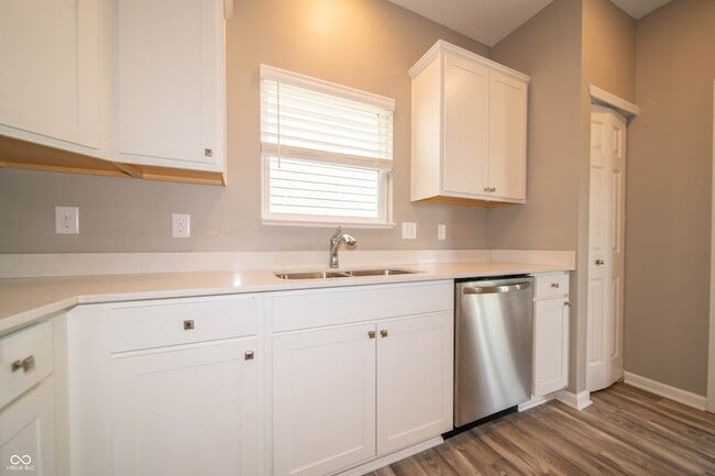 Building Photo - 7062 English Oak Dr