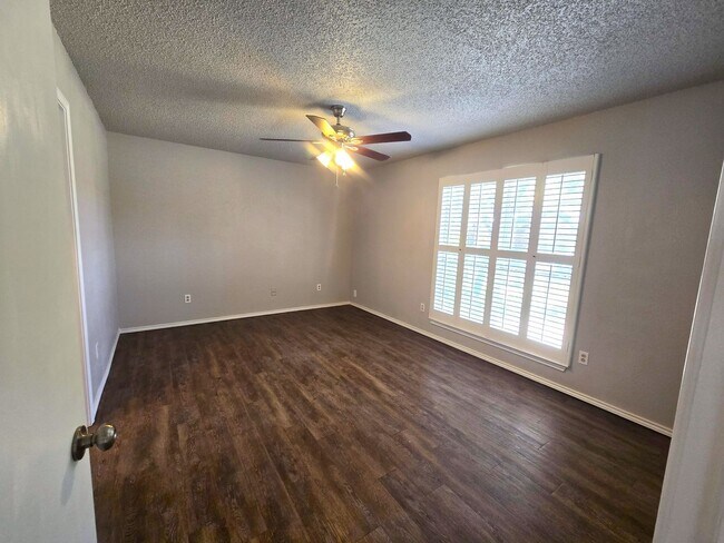 Building Photo - Awesome 2-Story 2/2/2 Townhouse in Southwe...