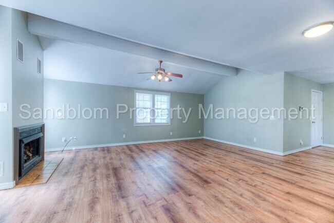 Building Photo - FOR LEASE | Tulsa | $1400 Rent | 3 Bed, 2 Bath Home