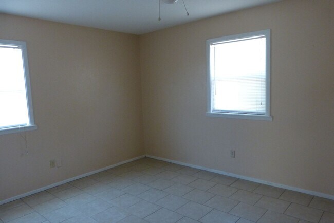 Building Photo - 3 bedroom 1 bath home.