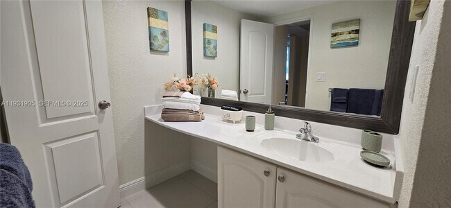 Building Photo - 4001 S Ocean Dr