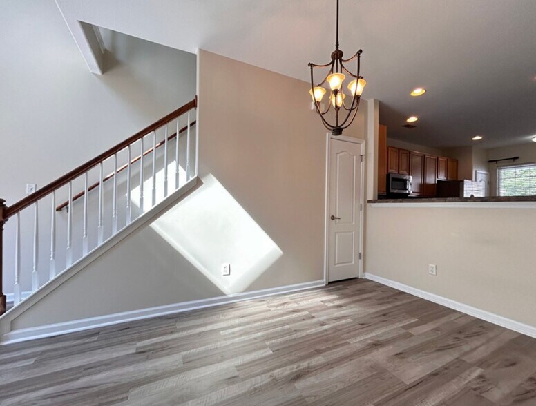 Building Photo - 927 Hunley Dr