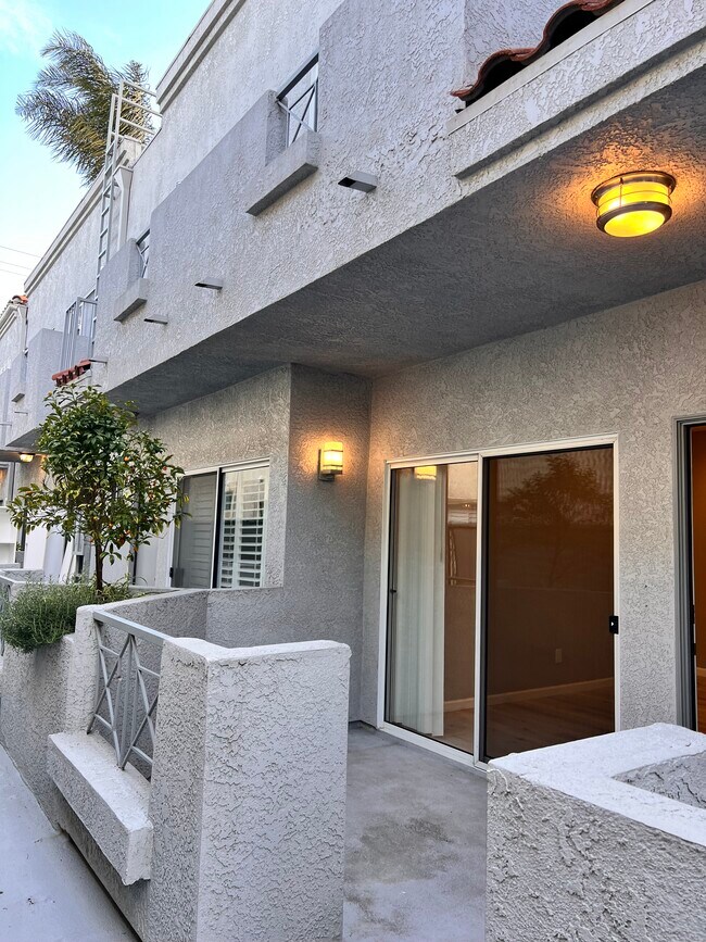 Building Photo - 15153 Burbank Blvd