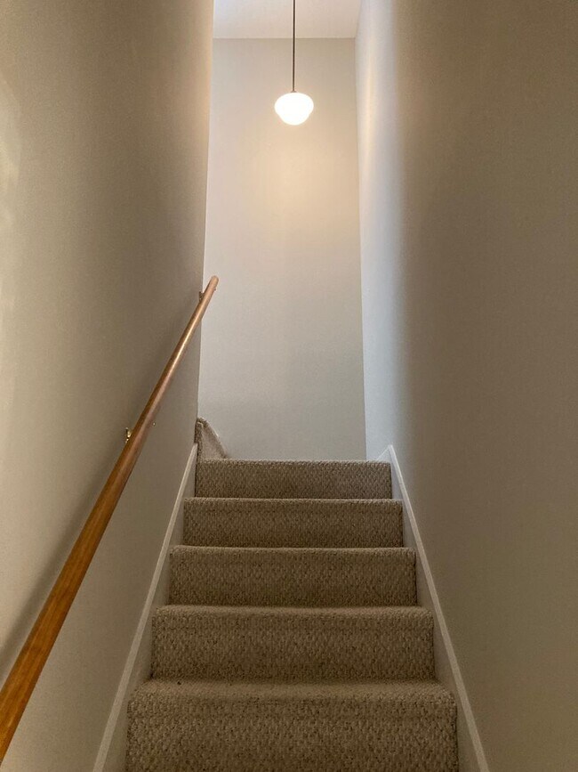 Building Photo - 3 Bed/3 Bath Townhome with Screened in Por...