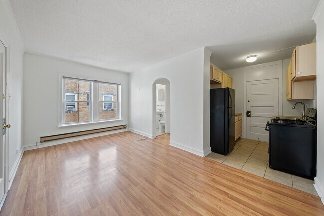 Building Photo - 844 W Ainslie St