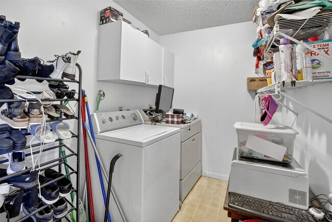 Building Photo - 9481 Oak Grove Cir