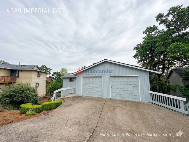 Building Photo - Brand New Flooring and Paint Upper Level Duplex