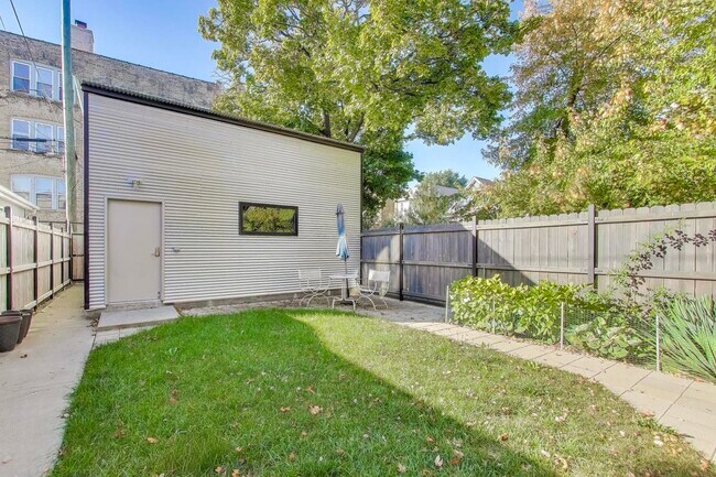Building Photo - 2857 W Fletcher St
