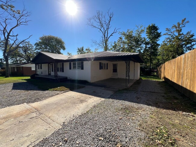 Building Photo - Freshly Renovated 3-Bedroom Home!