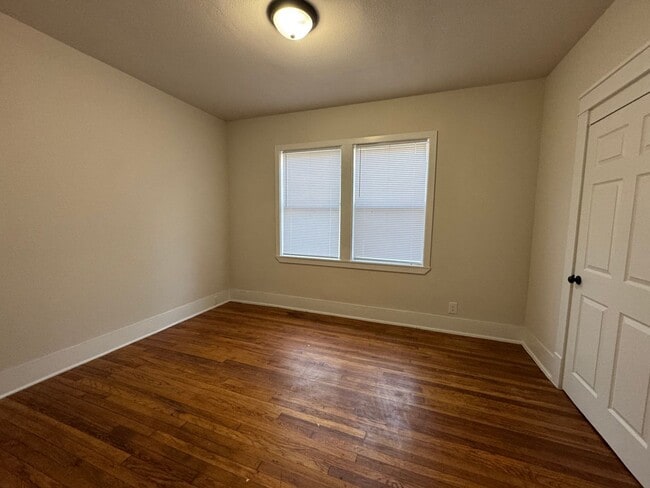 Building Photo - 339 Duplex B 2/1
