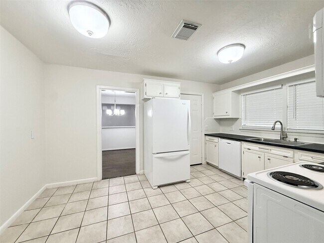 Building Photo - 523 Wisteria St