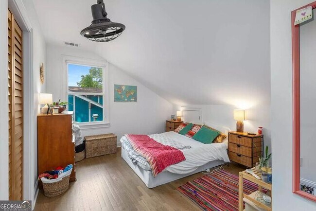 Building Photo - Renovated 2BR/1BA Attic Apartment with In-Unit Washer & Dryer – Prime Atlanta Location