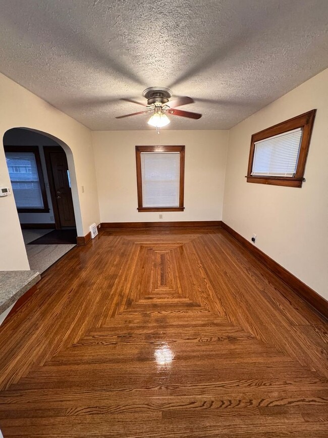 Building Photo - 853 Lawrence Ave