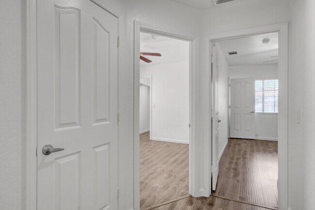 Building Photo - Recently Remodeled 3 Bedroom 2 Bathroom Town House