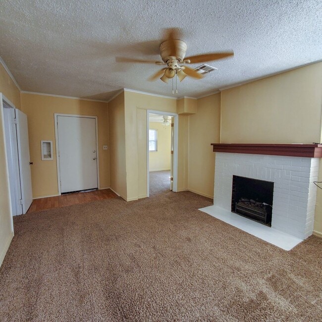 Building Photo - 3 Bedroom home in Shawnee