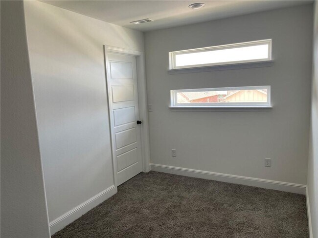 Building Photo - 2111 Periwinkle Pl