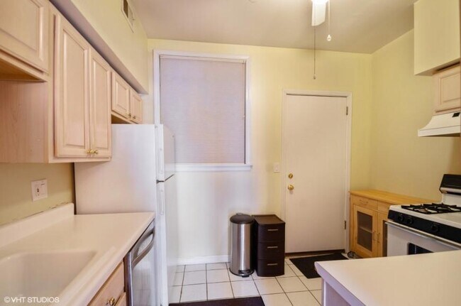 Building Photo - 2 bedroom in CHICAGO IL 60660