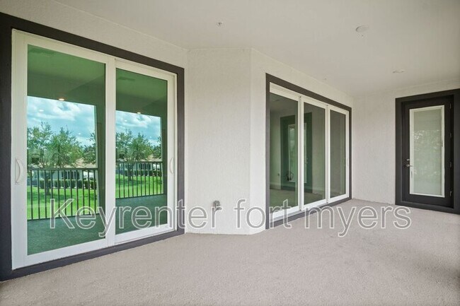 Building Photo - 12000 Santaluz Dr