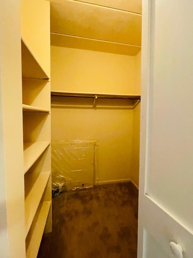 Building Photo - 6015 Lakeside Pl