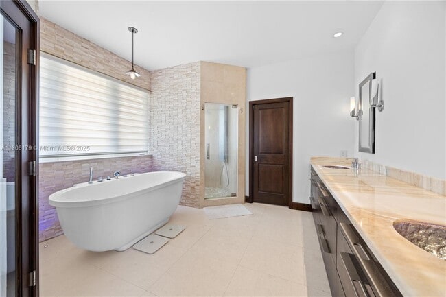 Building Photo - 7141 E Lago Dr