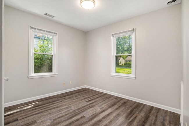 Building Photo - Charming 3-Bed/1-Bath Ranch Style with Garage