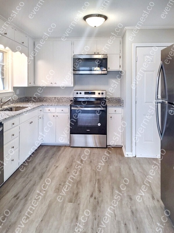 Building Photo - Charming 4-Bedroom Home with Garage / Pet-...