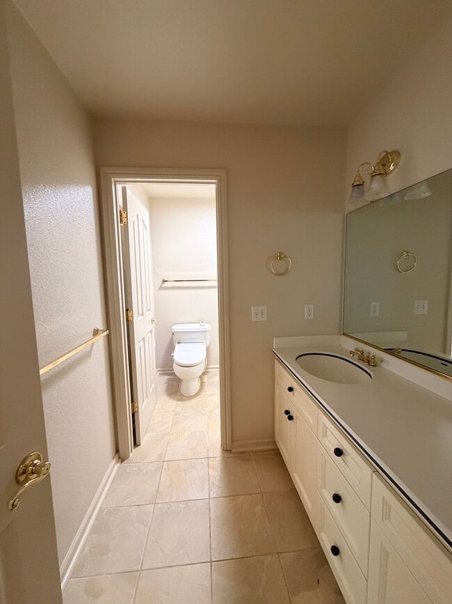 Building Photo - Beautiful Lakefront Home in the Vineyard! 55+ community