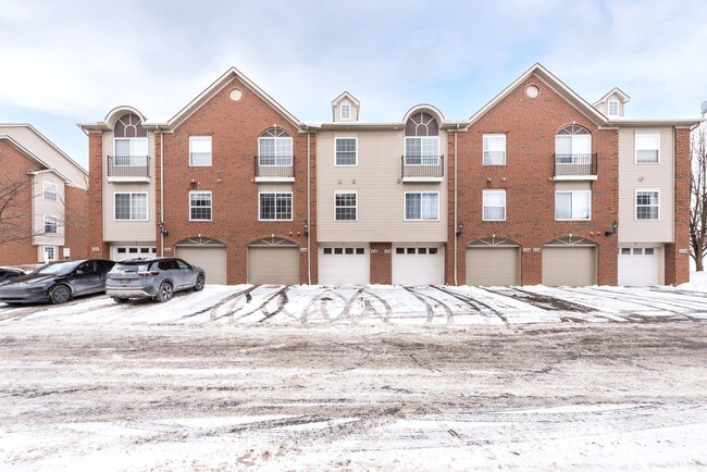 Building Photo - 120 W Oakbrook Dr